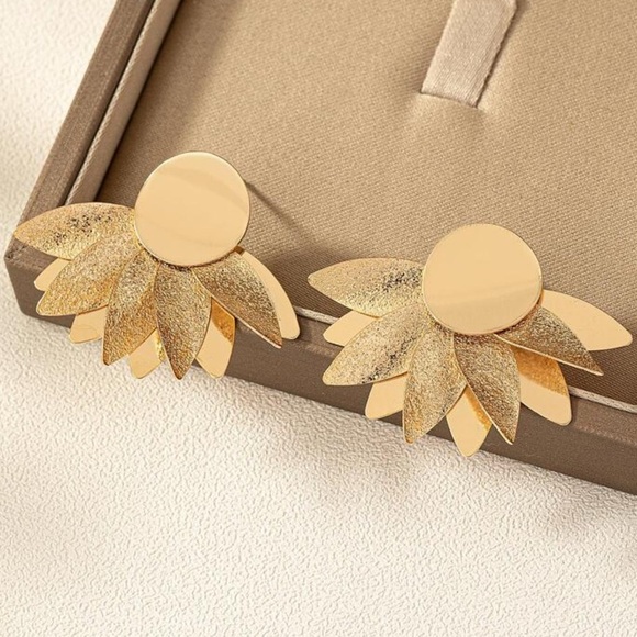 2/$30🌵 Gold Flower Petal Earrings Bohemian Sun Floral Sunburst Celestial NEW - Picture 5 of 13